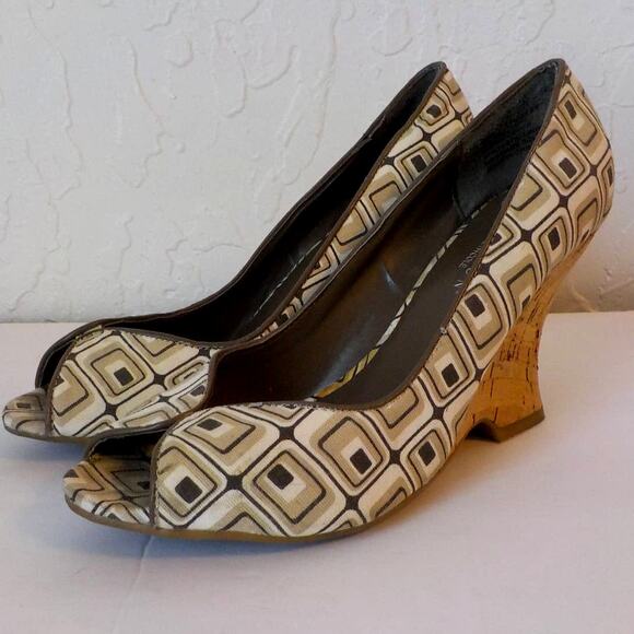 Kenneth Cole Reaction Brown Wedge Pumps Women Size 6M Peep Toe Squares Patterns - Picture 1 of 13